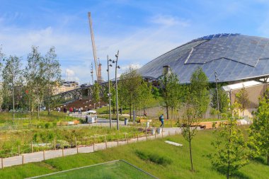 Moskova, Rusya - 03 Haziran 2018: Cam çatı mavi gökyüzü ve yeşil çim arka plan Zaryadye Park'ta büyük amfi tiyatro