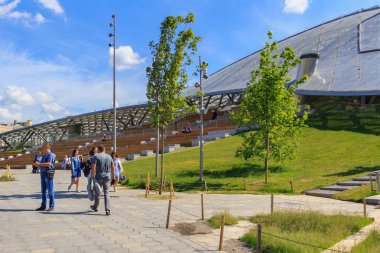 Moskova, Rusya - 03 Haziran 2018: Yürüyen turist Zaryadye Park büyük amphitheater yakınındaki