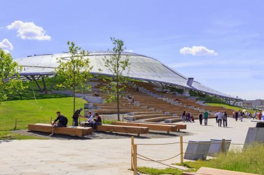 Moskova, Rusya - 03 Haziran 2018: Turist yürüyüş yakınındaki bir güneşli yaz sabahı Zaryadye Park büyük anfi tiyatro