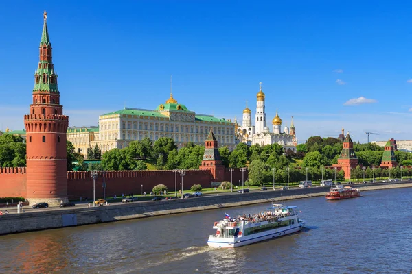 Moskova, Rusya - 27 Mayıs 2018: Moskova Kremlin güneşli bir akşam zevk tekne yüzer zemin üzerine