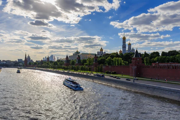 Moskova, Rusya - 27 Mayıs 2018: Moskova Kremlin ve Moskova Nehri akşam bulutlu mavi gökyüzü karşı