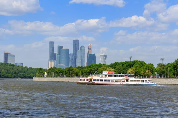 Moskou Rusland Mei 2018 Pleziervaartuig Achtergrond Van Internationaal Zakencentrum Van — Stockfoto