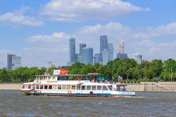 晴れた日に Luzhnetskaya 堤防の背景とモスクワ川に浮かぶモスクワ ロシア連邦 2018 遊覧船 — ストック写真