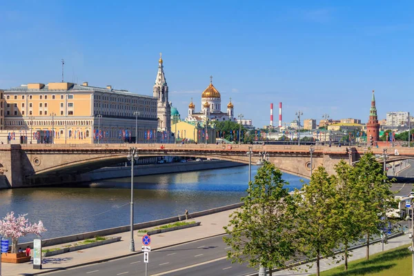 Moskova, Rusya - 03 Haziran 2018: Görünüm Bol'shoy Moskvoretskiy köprü ve Zaryadye Parkı'ndan Moskova Nehri bir güneşli yaz sabahı çıkabilir