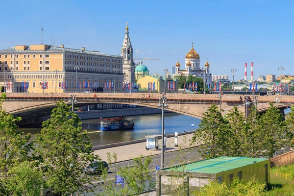 Moskwa Rosja Czerwca 2018 Widok Bol Shoy Moskvoretskiy Most Nabrzeże — Zdjęcie stockowe