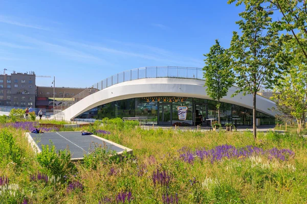 Moskova, Rusya - 03 Haziran 2018: Gastronomi merkezi Zaryadye Zaryadye Park mavi gökyüzü arka plan üzerinde