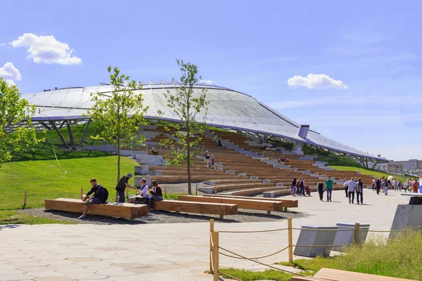 Moskova, Rusya - 03 Haziran 2018: Turist yürüyüş yakınındaki bir güneşli yaz sabahı Zaryadye Park büyük anfi tiyatro