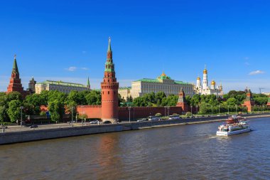 Moskova, Rusya - 27 Mayıs 2018: Moskova Kremlin ve Moskova Nehri üzerinde mavi gökyüzü güneşli akşam arka plan