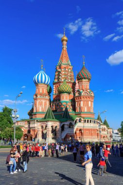 Moskova, Rusya - 27 Mayıs 2018: Turist yürüyüşte bir Aziz Basil Katedrali arka planda güneşli akşam kırmızı kare üzerinde