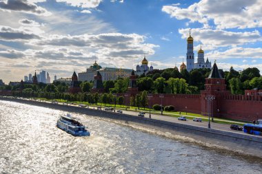 Moskova, Rusya - 27 Mayıs 2018: Moskova Kremlin güneşli bir akşam zevk tekne yüzer zemin üzerine