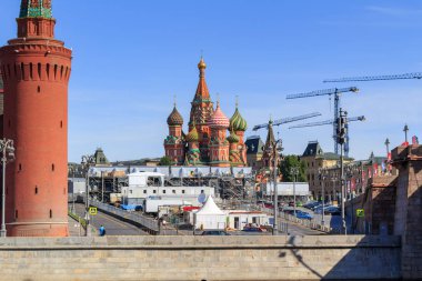 Moskova, Rusya - 03 Haziran 2018: Aziz Basil Katedrali üzerinde kırmızı kare bir güneşli yaz sabahı. Moskova Nehri Sofiyskaya set görüntülemek