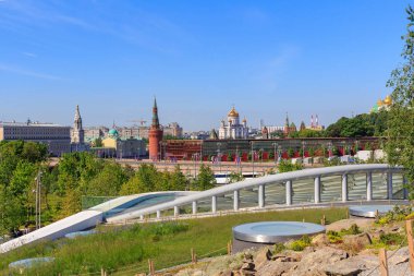 Moskova, Rusya - 03 Haziran 2018: Moskova Kremlin görünümü ve Bol'shoy Moskvoretskiy Köprüsü'nden Zaryadye Park güneşli yaz sabahı