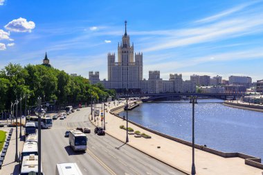 Moskova, Rusya - 03 Haziran 2018: Moskova Nehri üzerinde Kotelnicheskaya setin bir güneşli yaz sabahı gökdelen Moskvoretskaya çıkabilir