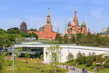 Moskova, Rusya - 03 Haziran 2018: Görünümü Moskova Kremlin'e ve Aziz Basil Katedrali Zaryadye Parkı güneşli yaz sabahı