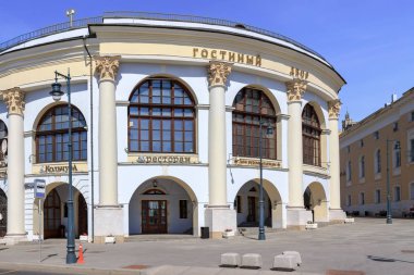 Moskova, Rusya - 03 Haziran 2018: Cephe alışveriş ve iş merkezi Moskova'da Gostiny Dvor bir güneşli yaz sabahı