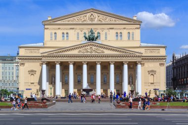 Moskova, Rusya - 03 Haziran 2018: Cephe Bolşoy tiyatro mavi gökyüzü. Görünüm Devrim Meydanı