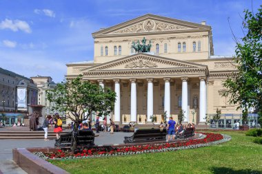 Moskova, Rusya - 03 Haziran 2018: Turist bina Bolşoy tiyatro bir güneşli yaz sabahı yakınındaki tiyatro meydanında yürüyüş