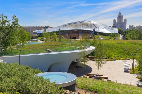 Moskova, Rusya - 03 Haziran 2018: Zaryadye Park yakınındaki Moskova Kremlin güneşli yaz sabahı