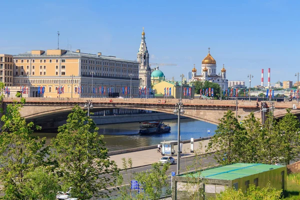 Moskwa Rosja Czerwca 2018 Widok Bol Shoy Moskvoretskiy Most Nabrzeże — Zdjęcie stockowe