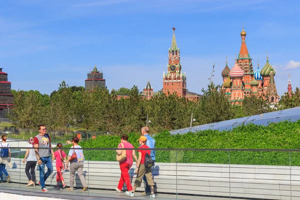 Moskova Rusya Haziran 2018 Yürüyen Turist Zaryadye Park Moskova Kremlin — Stok fotoğraf