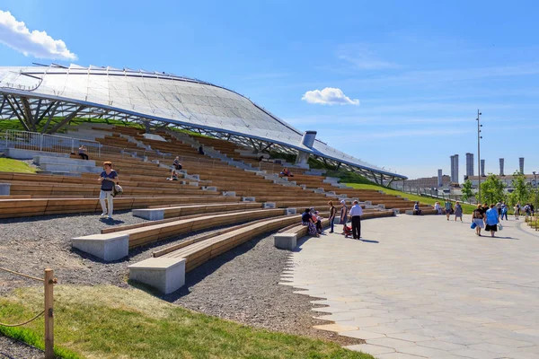 Moskova Rusya Haziran 2018 Turist Oturup Büyük Bir Amfitiyatro Zaryadye — Stok fotoğraf