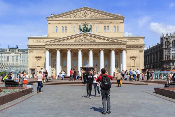 Moscow Russia June 2018 Tourists Photographed Bolshoi Theatre Sunny Summer — Stock Photo, Image