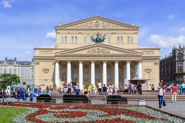 Moscow Russia June 2018 Tourists Walk Theatre Square Bolshoi Theatre — Stock Photo, Image