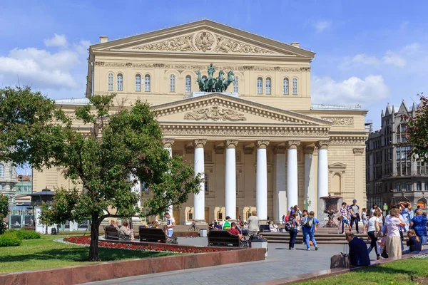 Moscow Russia June 2018 Tourists Walk Theatre Square Moscow Sunny — Stock Photo, Image