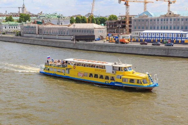 Moscú Rusia Junio 2018 Barco Recreo Amarillo Flotando Río Moskva — Foto de Stock