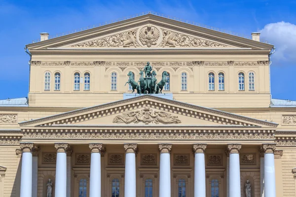 Facciata Del Teatro Bolshoi Mosca Primo Piano Sfondo Cielo Blu — Foto Stock