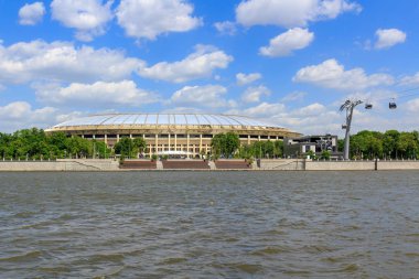 Moskova, Rusya - 30 Mayıs 2018: Büyük spor arenasında Olimpiyat karmaşık Luzhniki Moskova Nehri'ne güneşli günde bir arka plan üzerinde