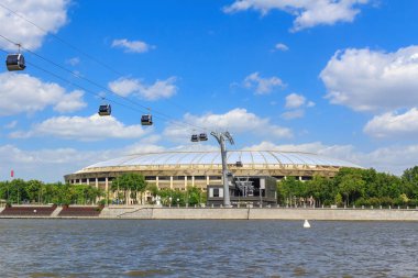 Moskova, Rusya - 30 Mayıs 2018: Cable car Moskva Nehri yakınındaki Luzhniki Stadı