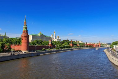 Moskova, Rusya - 27 Mayıs 2018: Görünümü Moskova Kremlin ve Moskova Nehri güneşli bir akşam