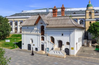 Moskova, Rusya - 03 Haziran 2018: Eski İngilizce museum yanında Moskova Kremlin mahkeme. Zaryadye Parkı'ndan bir güneşli yaz sabahı görüntülemek