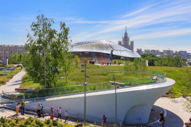 Moskova, Rusya - 03 Haziran 2018: Turist bir güneşli yaz sabahı Zaryadye Park patika üzerinde yürüme