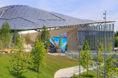 Moskova, Rusya - 03 Haziran 2018: Mavi gökyüzü arka plan üzerinde küçük amphitheatre Zaryadye Park