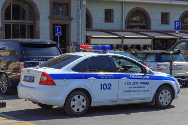 Moskova, Rusya - 03 Haziran 2018: Devriye polis arabası sokakta Moskova'da bir güneşli yaz sabahı
