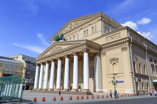 Moskva Ryssland Juni 2018 Fasad Bolsjojteatern Blå Himmel Bakgrund Solig — Stockfoto