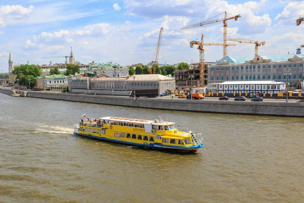 Moscú Rusia Junio 2018 Barco Amarillo Recreo Flotando Fondo Del — Foto de Stock