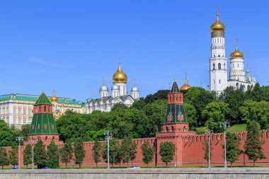 Moskova Kremlin kiliseleri güneşli yaz sabahı bir mavi gökyüzü arka plan üzerinde altın kubbe