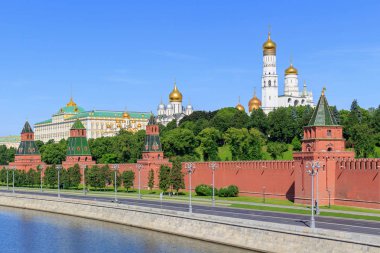 Karbysheva setin Moskova Kremlin üzerinde arka plan güneşli yaz sabah kuleleri.