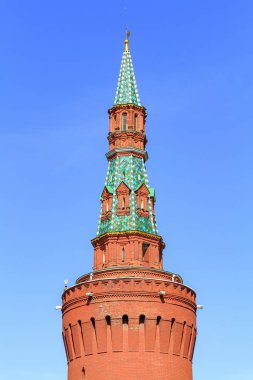 Beklemishevskaya Kulesi, Moskova Kremlin güneşli yaz sabahı bir mavi gökyüzü arka plan üzerinde