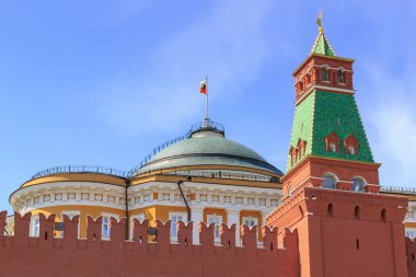 Kubbe, Senato Sarayı ve Senatskaya Kulesi, Moskova Kremlin güneşli yaz sabahı bir mavi gökyüzü arka plan üzerinde