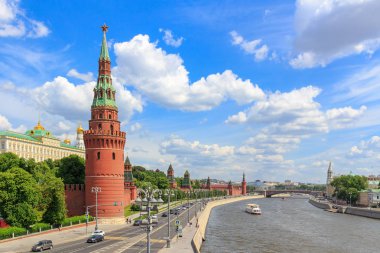 Karbysheva dolgu ve Moskova Kremlin mavi gökyüzü güneşli yaz gün