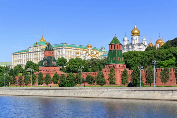 Kremlevskaya Terraplén Del Río Moskva Cerca Moscú Kremlin Soleada Mañana — Foto de Stock