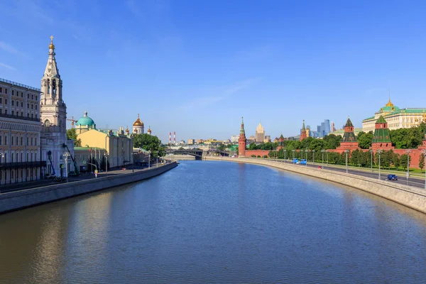 Moskvafloden Nära Kreml Blå Himmel Bakgrund Solig Sommarmorgon — Stockfoto