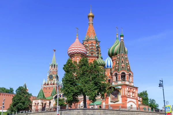 Catedral Basílio Praça Vermelha Contra Kremlin Moscou Uma Manhã Ensolarada — Fotografia de Stock