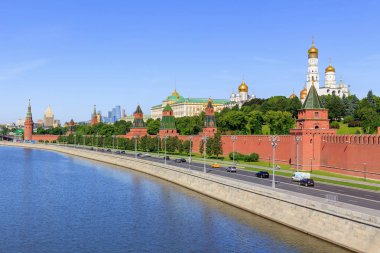 Moskova, Rusya - 03 Haziran 2018: Görünümü Moskova Nehri üzerinde bir Moskova Kremlin arka planı mavi gökyüzü