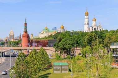 Moskova, Rusya - 03 Haziran 2018: Görünüm, Moskova Kremlin Zaryadye Parkı güneşli yaz sabahın