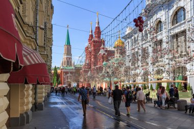 Moskova, Rusya - 03 Haziran 2018: Kule Moskova Kremlin ve bina devlet tarihi Müzesi. Nikolskaya sokaktan görüntülemek